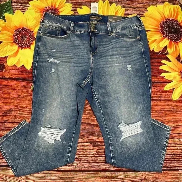 torrid Denim - 💜💜 NWTs Torrid Distressed Jegging